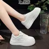 Zapatillas blancas de cuero de capa superior con suelas gruesas y aumento de altura para mujer, nuevo modelo versátil de otoño 2026, zapatos deportivos casuales para mujer