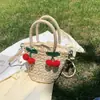Linda Bolsa Tejida de Cerezas para Mujer Verano 2025 Nuevo Bolso de Mano Tejido de Paja Bolso Cruzado tipo Cubo para Vacaciones en la Playa
