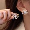 Aretes de botón de rosa de perla plana hueca con diamantes de imitación, pequeños, exquisitos, versátiles, para mujer, temperamento, joyería para la oreja