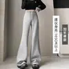 Calça atlética feminina estilo americano, fluida, elástica, de cintura alta, levemente flare, coleção outono 2026, casual, slim-fit e que valoriza a silhueta.