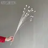 Material recomendado para arreglos florales con flores de color dopamina y caña artificial, ideal para fuegos artificiales diurnos, estilo rojo neto.