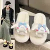 En Stock Entrega Rápida Otoño e Invierno Nuevas Pantuflas de Felpa Moda Coreana Chanclas Planas de Deslizamiento Tendencia Versátil Felpa