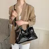 Bolsa de ombro grande e elegante estilo retrô para mulheres, nova bolsa transversal versátil de outono 2026, bolsa de ombro único para o dia a dia