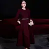Diseño original de Feimengyi, vestido rojo con adornos de pedrería, un vestido de invierno chic y elegante para mujer, con un diseño sofisticado y minimalista