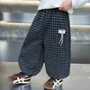 2198 Calças Xadrez para Meninos Estilo Primavera e Outono Calças Longas Casuais Infantis 2026 Novo Estilo Roupas de Outono para Meninos Calças Jogger para Bebê