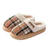 Pantuflas de algodón para mujer para otoño e invierno 2026, nuevas pantuflas de algodón cálido antideslizantes para uso en casa para hombres en invierno