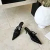 Super Lindos Saltos Altos Bico Fino de Renda com Strass Sandálias Femininas de Tira Única com Laço e Bico Fechado Sandálias Salto Agulha