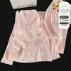 Conjunto de dos piezas de jacquard de alta gama de seda helada con mangas largas y copas en el pecho, lujoso, suave y delicado conjunto de dormir para mujer