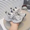 Coleção Primavera/Outono 2026: tênis leves e confortáveis para meninos, tênis estilosos e da moda para meninas, e os populares "dad shoes".