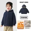 Jaqueta com Capuz Forrada de Fleece para Meninos Outono e Inverno 2026 Nova Roupa de Inverno Infantil Tops Modernos para Crianças Pequenas