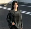 Camiseta de punto de manga larga para hombre, de corte holgado para otoño, con rayas, peso pesado, ajuste relajado, en blanco y negro, perfecta como capa base o top interior, con un estilo retro americano