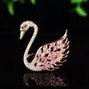 Broche Delicado de Cisne Rosa Feminino com Asas Vazadas e Zircônia Rosa Navete Densamente Cravejada, um Acessório Atmosférico para Presentes de Aniversário
