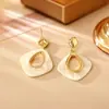 Pendientes Geométricos Retro Estilo Francés con un Toque Elegante y Audaz de Alta Gama, Accesorios para Orejas de Moda y Minimalistas, Pendientes Únicos y con Estilo para un Look Maduro y Poderoso