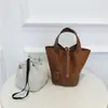 2026 Nuevo Modelo Bolsa Cesta de Verduras Hecha de Piel de Vaca de Primera Capa con Textura Granulada, Herrajes Dorados, Hebilla Dorada, Bolsa Madre e Hija, Bolso Cubo, Bolso de Mano
