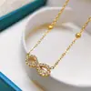Collar Cruzado Retro Amazon Símbolo del Infinito Número 8 para Mujer con Pedrería, Chapado en Oro de 18 Quilates, Moda Completa con Pedrería Lujo Ligero