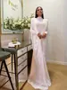 En Stock Vestido Blanco de Cuello Alto y Manga Larga con Adornos Artísticos en el Pecho, Vestido Estilo Resort para Sesión de Fotos.