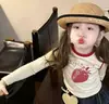 Ropa de Primavera y Otoño para Niñas 2026 Nuevo Lindo Bebé Niña Blanco Crudo Estampado de Fresa Falso Dos Piezas Superior Camiseta Infantil Moderna