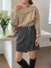 Camisa top de manga larga reversible con diseño coreano de nicho para principios de otoño, hombros descubiertos, cuello halter, escote grande elegante