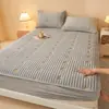 Saia de cama acolchoada de veludo cristal Classe A bordado duplo C quente de veludo curto cobertura de cama acolchoada protetor de colchão saia de cama semi-coberta de veludo de leite