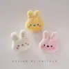 Pulseira Fofa Boneca Coelho Desenho Animado Pelúcia Acessórios para Roupa Boneca Recheada 3D Broche Acessório Pinos