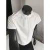 Camiseta de Manga Corta con Pliegues Estilo Americano y Cuello en V Pequeño para Hombre, Diseño de Verano, Corte Limpio, Manga Media en Hombro Regular, Moderna