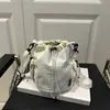 Bolsa de Tela de Nylon de Verano 2026 Nueva para Mujer, Bolso Cruzado Ligero Versátil Estilo Ins con Cierre de Cordón Tipo Cubo, Bolsos para Mujer al por Mayor