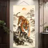 El Tigre Sacude el MundoUn tigre sacude el mundo, trayendo buena fortuna al hogar, una majestuosa pintura de tigre para el recibidor o la oficina