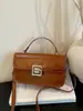 Bolso de Mano Pequeño Cuadrado de Cuero con Cera de Aceite para Mujer 2026 Nuevo Estilo Bolso de Hombro Versátil Simple con Cerradura Bolso Cruzado de Moda para Mujer