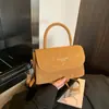 Bolsa Quadrada Pequena de Mola Estilo Hong Kong Ombro Único 2026 Nova Tendência Design de Nicho Moda Cor Sólida Bolsa Transversal de Alta Qualidade