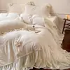 Juego de lujo de invierno estilo francés de cuatro piezas con delicado bordado, tela de terciopelo de leche, una funda nórdica de forro polar coral estilo princesa y una falda de cama cálida y engrosada