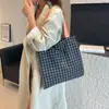 Bolsa de Tecido Xadrez Nova Outono 2025 Bolsa de Ombro Listrada Feminina Mais Fácil de Combinar Bolsa de Mão Preto e Branco Bolsa de Camada Dupla