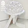 Buquê de Casamento com Botões de Rosa, Flores de Pérola Falsa e Enfeites de Diamante, Flores Feitas à Mão, Presente de Casamento para a Madrinha da Noiva