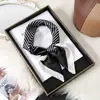 Bufanda Cuadrada de Moda Versátil Estilo Coreano Floral 70% Seda Artificial Pañuelo de Cuello Pañuelo de Cuello de Alto Grado con Puntos Venta al por Mayor