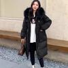 Casaco Longo de Penas para Trabalho Feminino Moda Inverno 2026 Cintura Marcada Emagrecedor Gola Grande de Pelo Quente Penugem de Pato Branco Parka Acima do Joelho