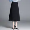 Falda negra simple, moderna y versátil para mujer, nuevo estilo otoño 2026, elegante y de cintura alta, falda de línea A adelgazante, moderna