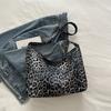 Bolso de Axila Leopardo de Alta Gama para Mujer 2024 Nuevo Bolso de Hombro de Moda Retro Europeo y Americano Diseño Nicho Bolso Cruzado
