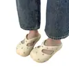 Pantuflas lindas y casuales con tachuelas, suela gruesa, sandalias cerradas antideslizantes para exteriores, moda de primavera, chanclas de playa