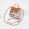 Bolsa feminina coreana portátil 2023 Guangzhou bolsa feminina verificar ombro único slung comércio exterior pequena bolsa spot fábrica atacado
