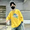 Camiseta de manga comprida de outono para meninos, novo modelo primavera e outono 2026, base de algodão puro, blusa infantil grande, moderna