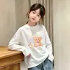 Camiseta básica blanca para niña, nueva colección otoño 2026, camiseta de manga larga 100% algodón puro, top lindo de cuello redondo