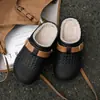 Pantuflas de algodón para mujer para el invierno 2026, con suela gruesa, diseño antideslizante, material impermeable, tacto cómodo, propiedades antibacterianas, plantilla suave y acolchada, y construcción de algodón silenciosa y cálida.