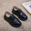 Sapatos infantis de couro, sapatos para meninos, novos sapatos de sola macia estilo britânico para meninas da primavera e outono de 2026, sapatos de couro simples, sapatos para apresentações estudantis