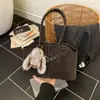 Bolsa de Ombro Vintage de Alta Qualidade com Emblema Costurado na Axila para Mulheres 2025 Nova Bolsa de Ombro Grande Capacidade Fosca Bolsa de Mão