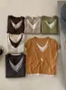 Top de punto de doble capa estilo coreano con cuello en V acanalado, bloques de color, abotonado, aspecto de dos piezas, nueva camiseta básica de manga corta para principios de otoño