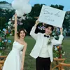 2025 Foto de Boda Coreana Fotografía de Viaje Exterior Accesorios Fondo de Tela con Letras Velos con Lazo Boda en Césped Tablero de Letras