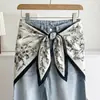 Lenço triângulo floral fresco bege para mulheres, fino, estiloso, artístico, proteção para o pescoço, lenço pequeno, para sobreposição, decorativo, cobertura de bumbum