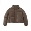 Foto real de jaqueta de algodão com couro PU estilo retrô americano para mulheres, novo casaco puffer curto fashion solto para o inverno de 2026, para figuras petites