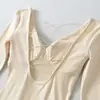 Ropa de mujer al por mayor estilo europeo y americano, con un diseño puro y seductor, un escote en V pronunciado, busto acolchado, un diseño sexy de espalda descubierta y una silueta ajustada.