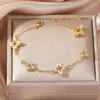 Nuevo collar hueco de trébol con forma de diamante vintage para mujer, pulsera de lujo ligero de alta gama, conjunto elegante y versátil