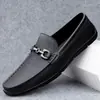 Mocassins de couro macio, novo estilo 2026, sapatos casuais slip-on masculinos da moda, sapatos de couro versáteis estilo britânico
